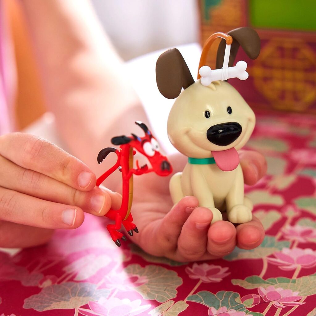 Disney Charaktere aus dem Film Mulan: der kleine rote Drache Mushu und der süsse Hund von Mulan mit dem Namen "Kleiner Freund".